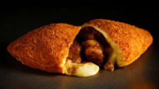 Yokohama’s Hotel New Grand and Giraffa Collaborate on Special Curry Bread for Hamafes