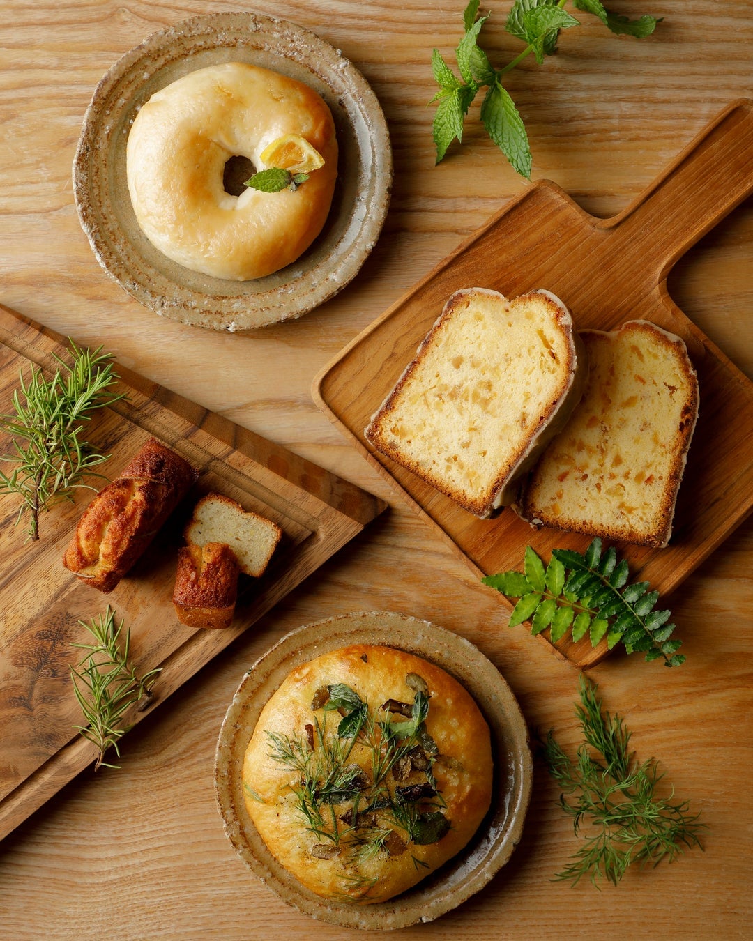 Indulge in sweets and bread made with homemade honey and herbs, including the Honey and Fermented Lemon Bagel for ¥600 (tax included).
