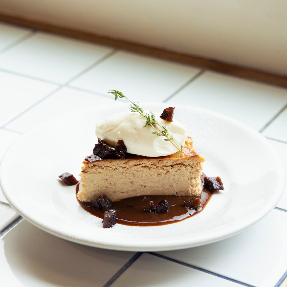 A popular Basque cheesecake at the store paired with prunes for dessert. The rich cheese flavor is complemented by the tartness and fruitiness of prunes, creating a taste that never gets boring.