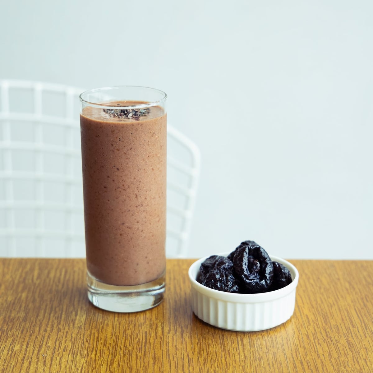 A smoothie combining the concentrated sweetness and tartness of prunes with cocoa powder. Rich yet refreshing, with natural sweetness from the fruit, perfect for a nutritional boost.