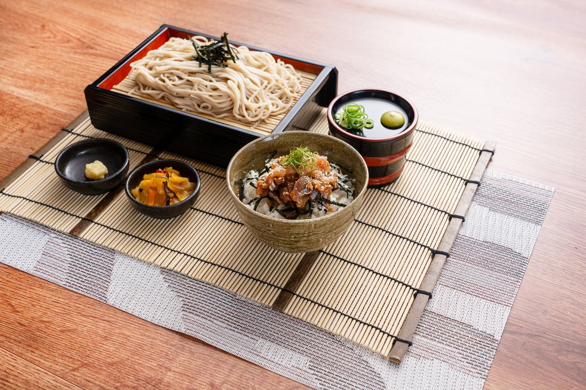 Oita Local Cuisine: Small Ryukyu Bowl and Zaru Soba — ¥990 (tax included)
