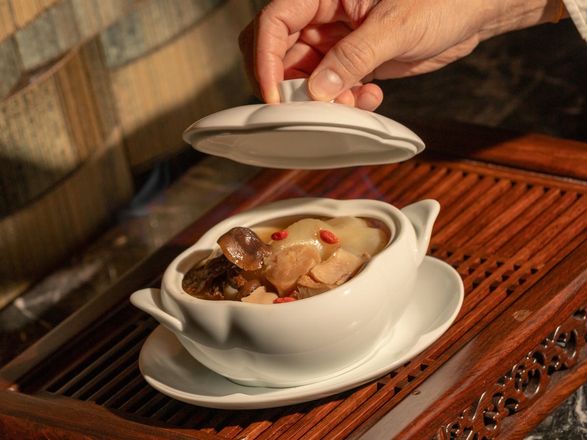 Steamed soup with deer antler, whelk, fish maw, and chicken (Four Seasons Hotel Singapore 'Jiang-Nan Chun')