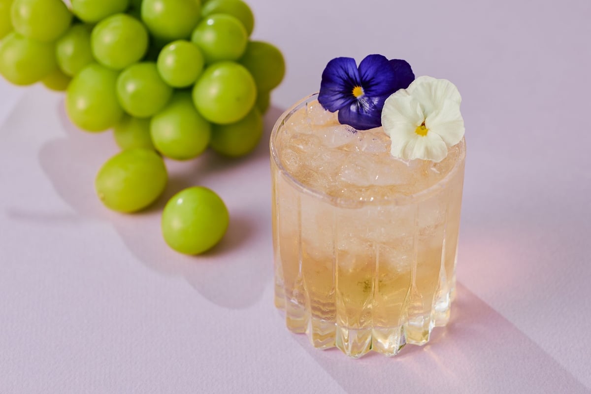 A mocktail named after the 'pearl of grapes' in French, offering a refined and fruity taste.