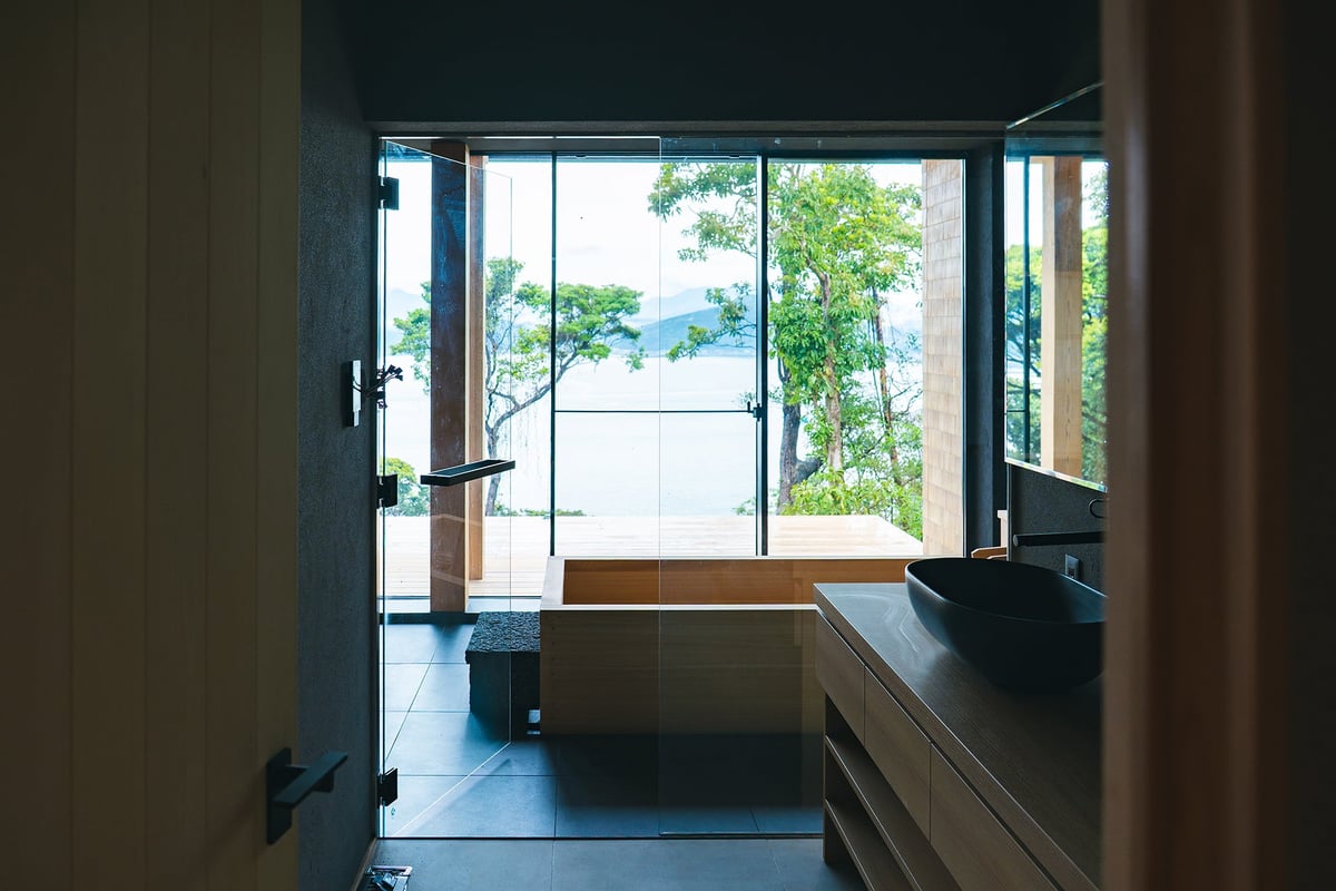 HINATA Oshima -- Bathroom.