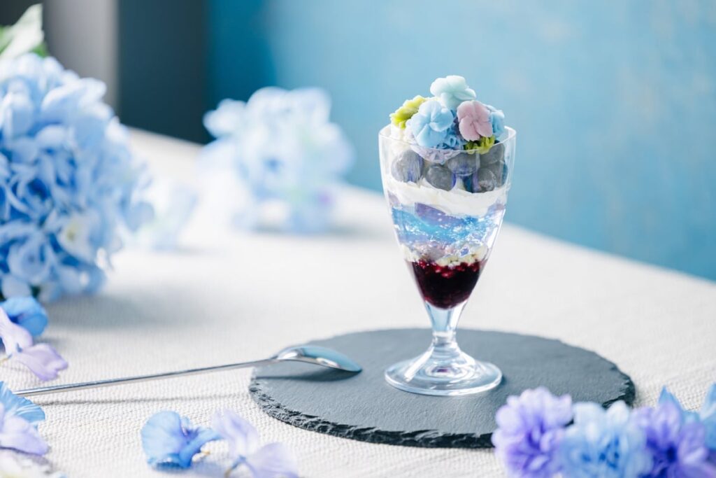 【BEB5 Tsuchiura】'Hydrangea Mini Parfait' topped with white bean paste flower, layered with blueberry sauce and jelly — ¥1,000 (tax included)