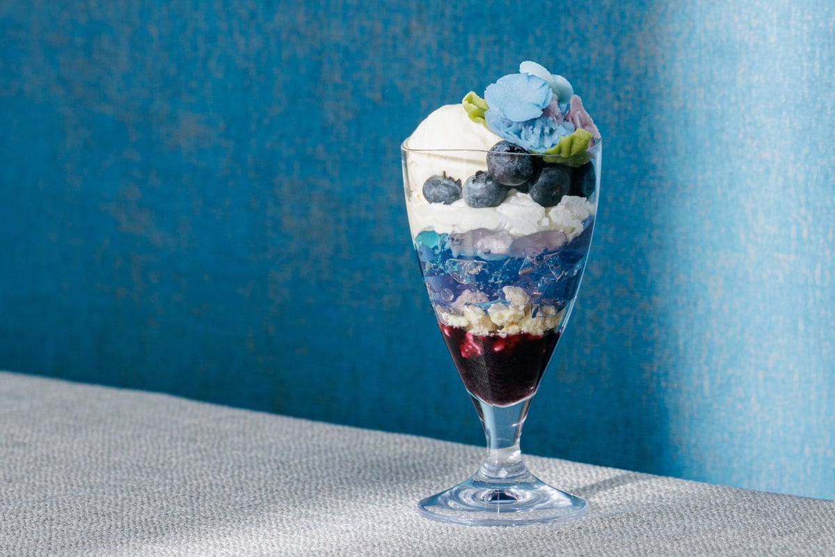 【BEB5 Tsuchiura】'Hydrangea Mini Parfait' topped with white bean paste flower, layered with blueberry sauce and jelly — ¥1,000 (tax included)