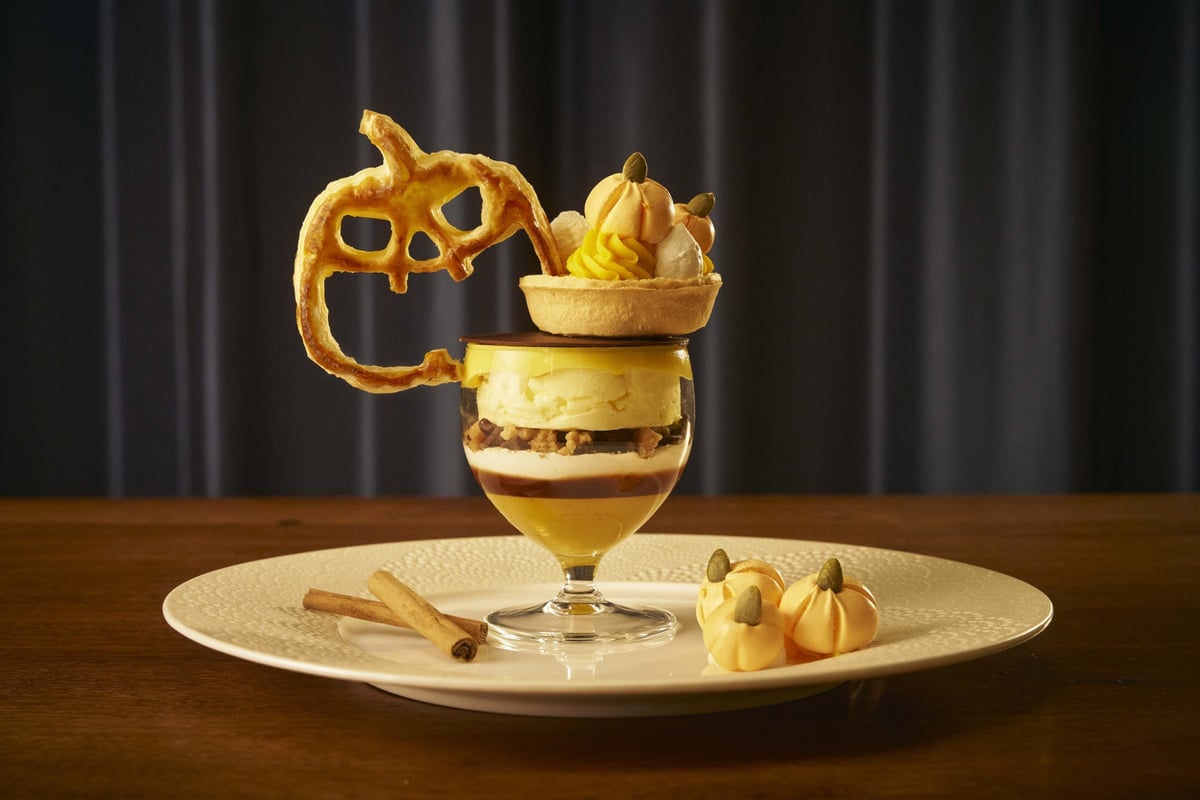 【1955 Tokyo Bay】'Pumpkin Pie Sundae' decorated with a Jack-o'-lantern shaped pie, served at Cafeteria open until 11 PM — ¥1,650 (tax included)