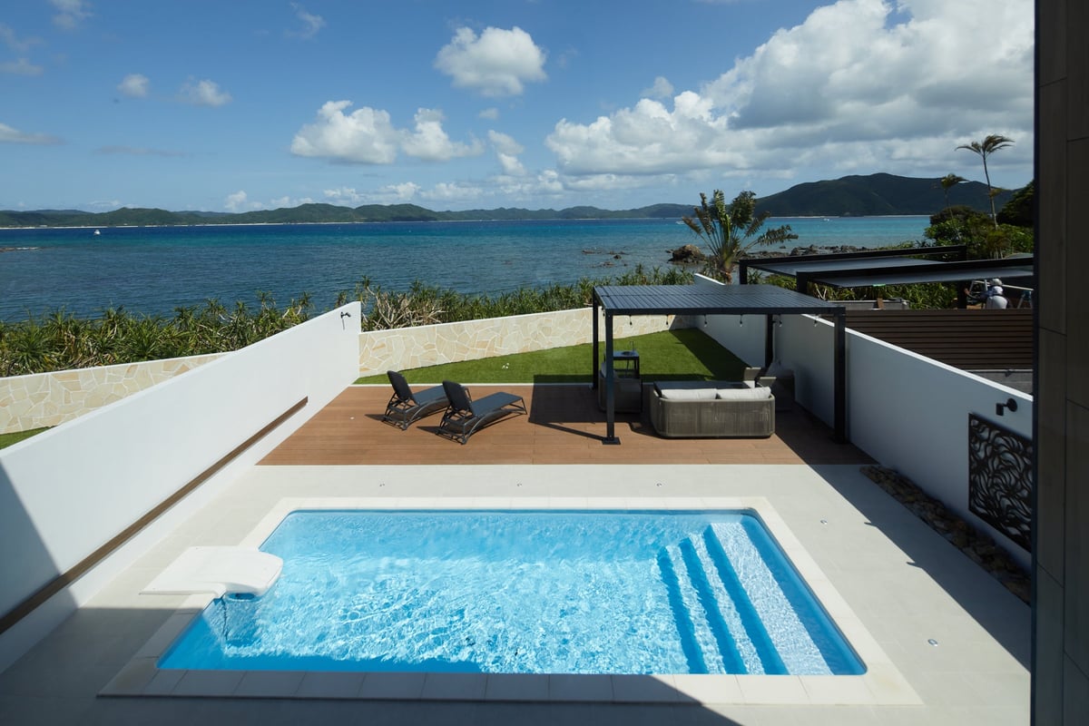 Private pool and jacuzzi