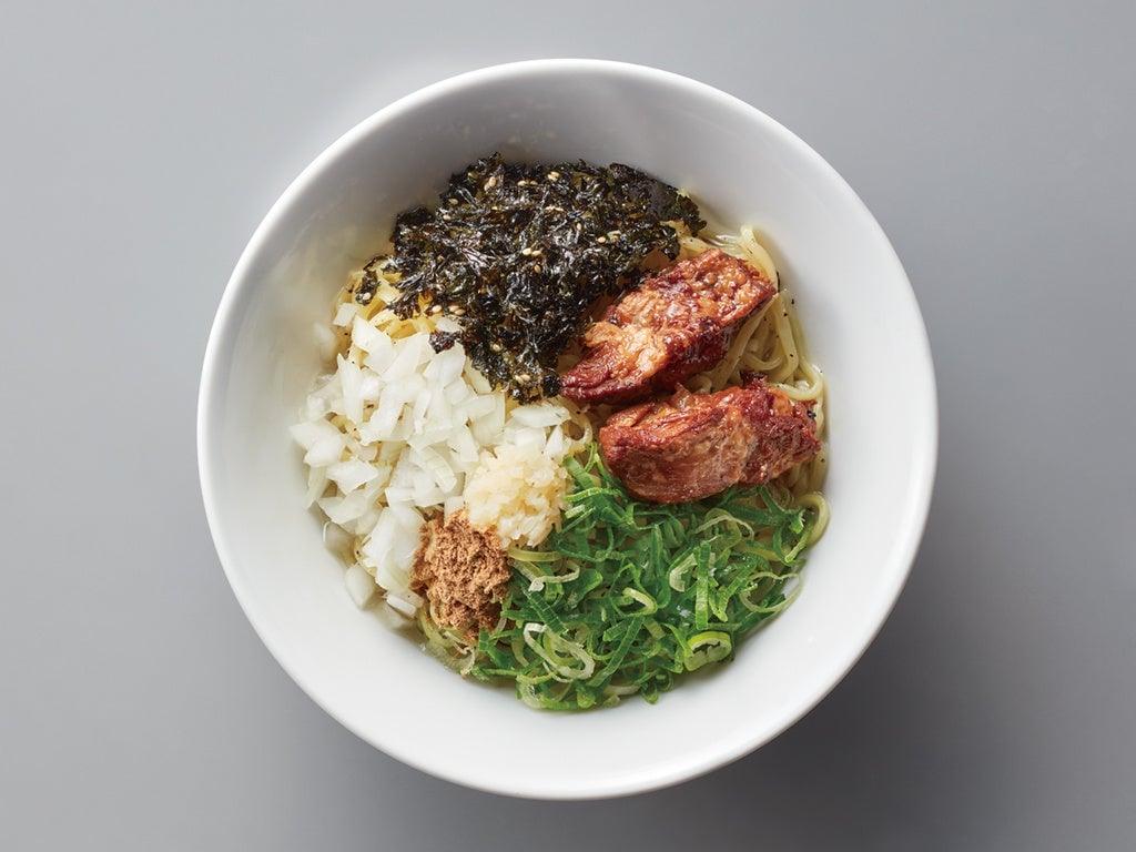 "Jukusei Shoyu Abura Soba" — ¥890 (tax included ¥979) with optional toppings: extra onions ¥80 (tax included ¥88), extra green onions ¥80 (tax included ¥88), special hot spring egg for abura soba ¥150 (tax included ¥165), and extra meat ¥180 (tax included ¥198).