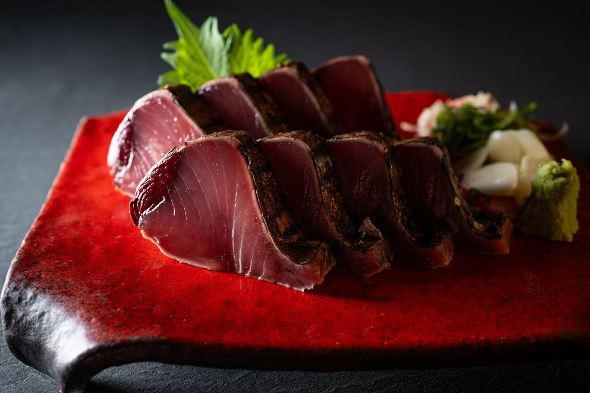 Famous 'Katsuo no Warayaki Shio Tataki' praised on many TV shows including TBS's 'Ikura Kawaru Kin?' - 2,310 yen (tax included)