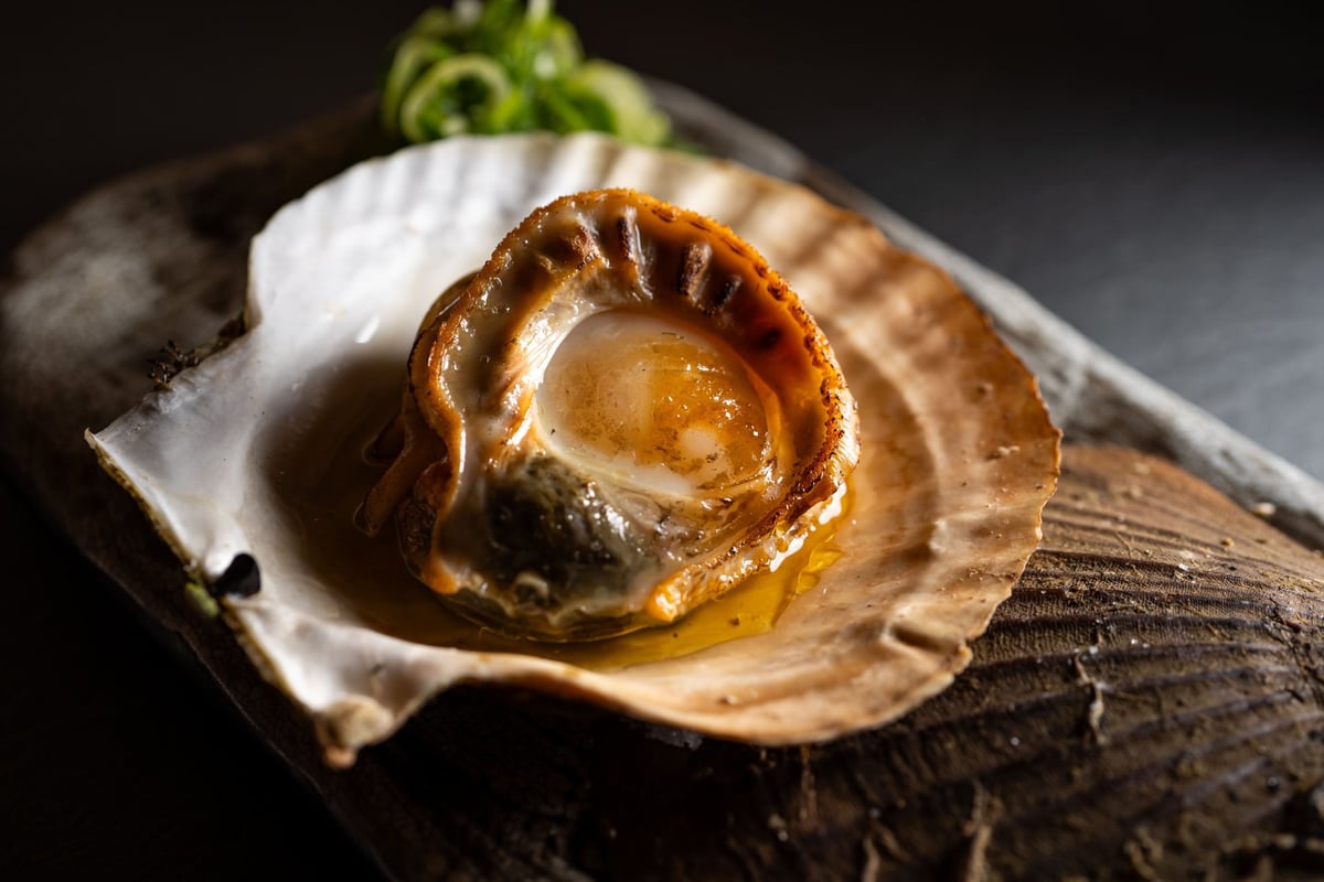 Grilled scallops with straw - 880 yen