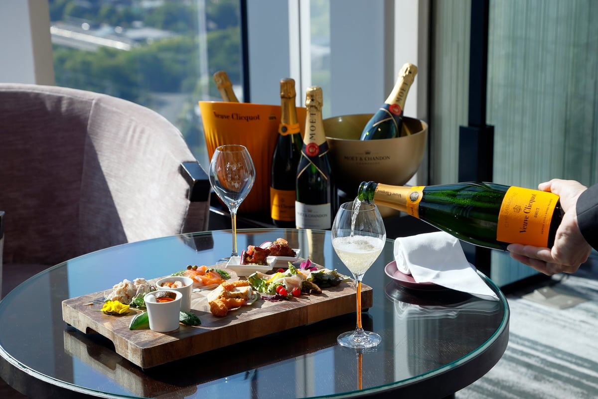 Champagne Free Flow – ¥15,000 (tax included) for 90 minutes from 13:00 to 22:00, last order 15 minutes before end
