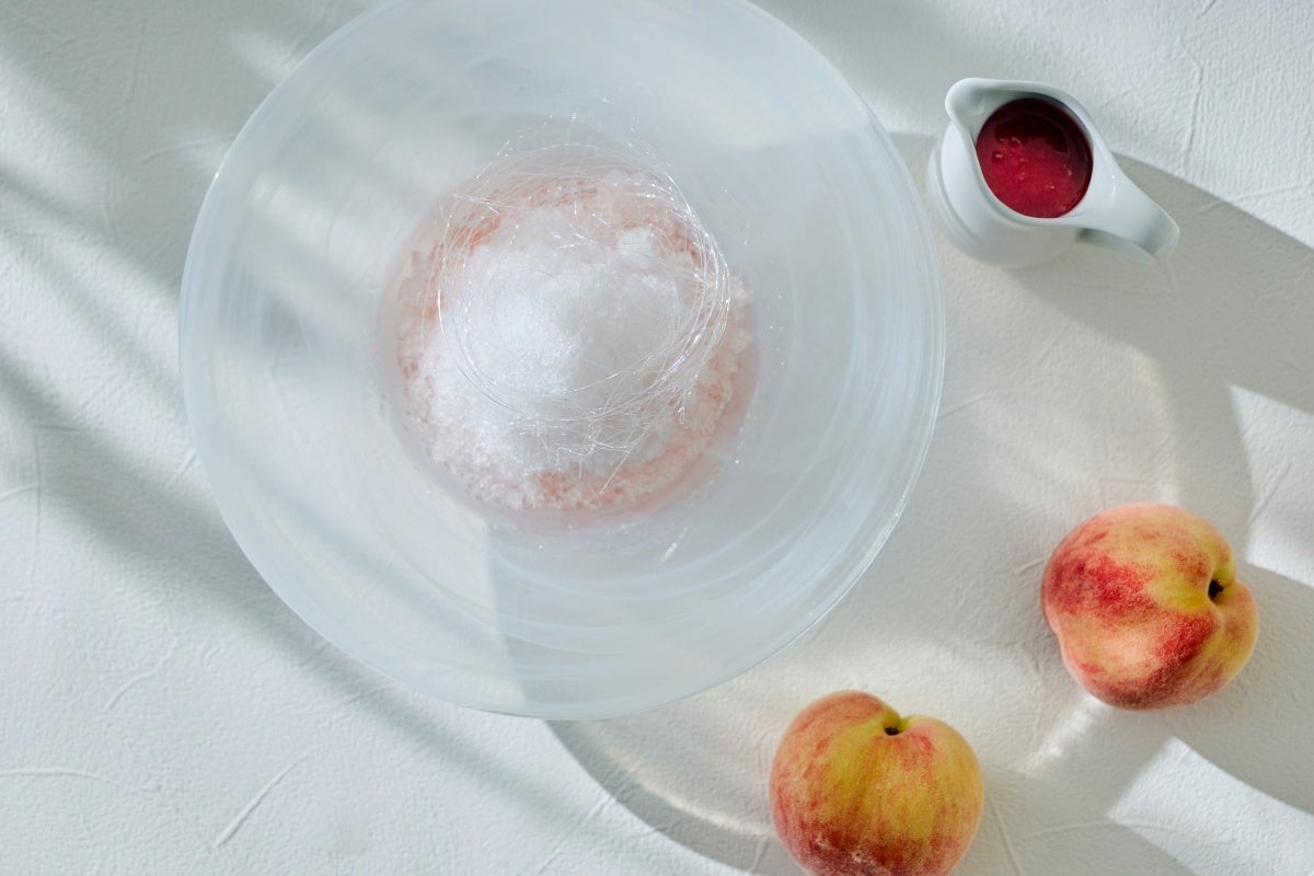 Lightly melting ice with the gentle aroma of white peach