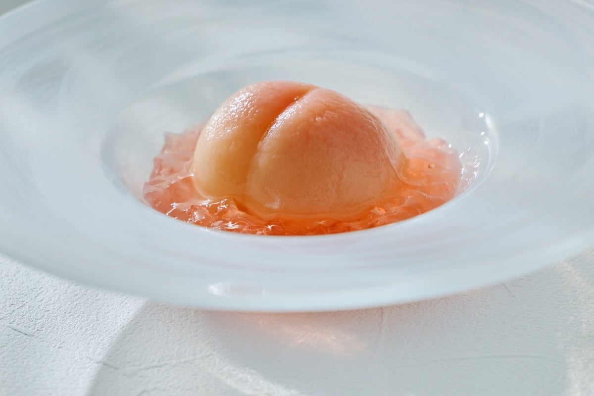 Enjoy the juicy whole white peach with a translucent peach-flavored jelly