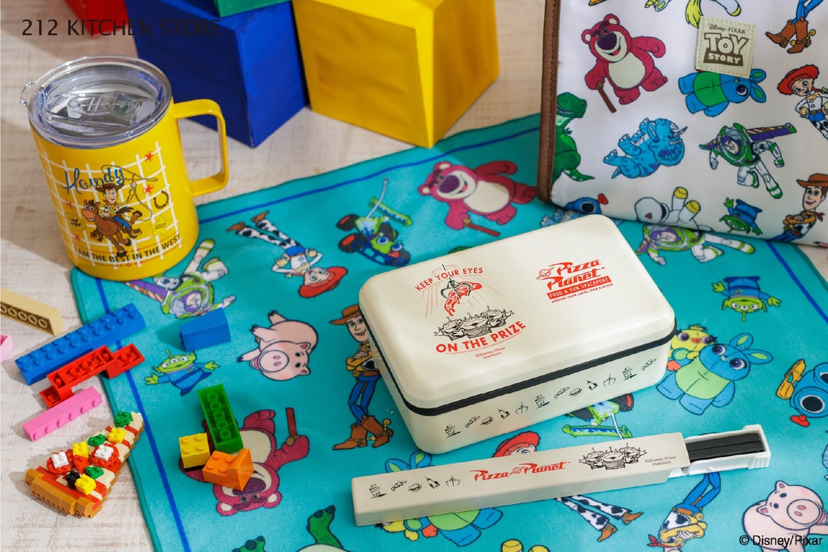 (From the left) Stainless steel mug ¥3,300 / Square lunch box ¥2,970 each / Chopstick box set ¥1,650 / Sticky lunch cloth ¥1,980 each / Insulated lunch bag ¥2,970 each