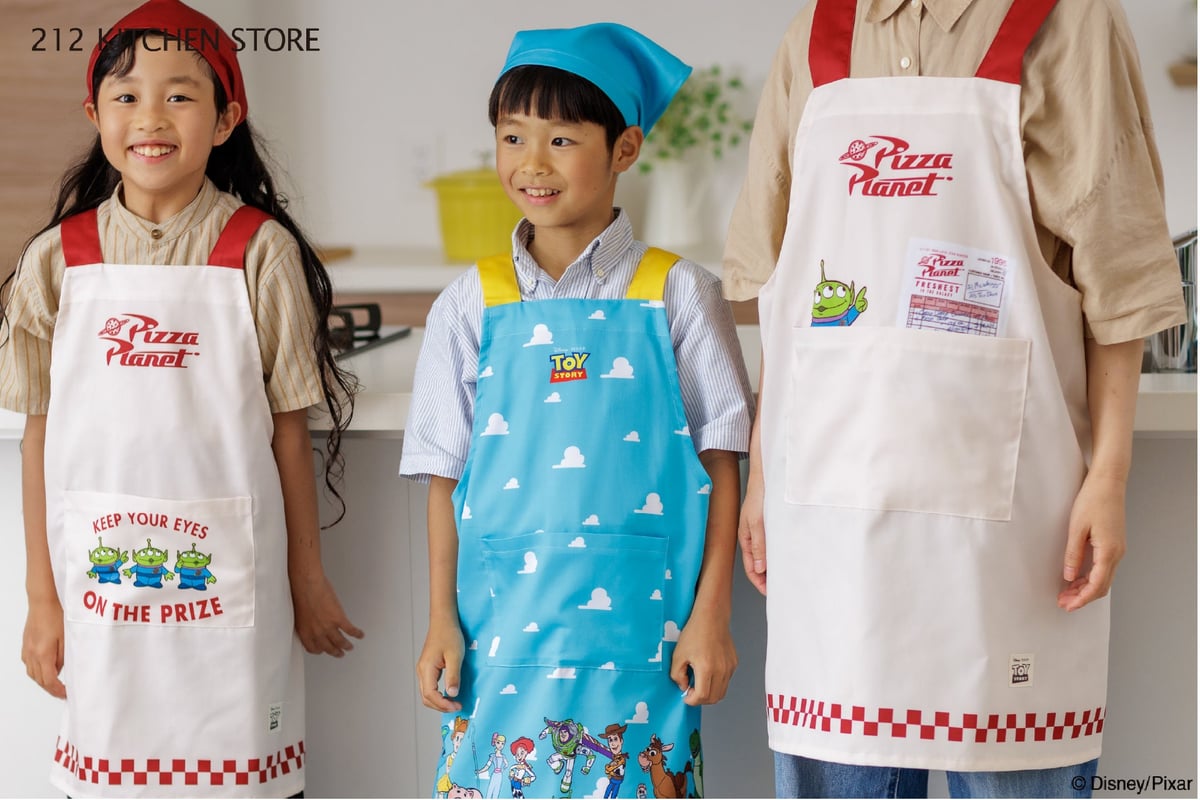 (From the left) Children's apron ¥3,960 each / Apron ¥4,400