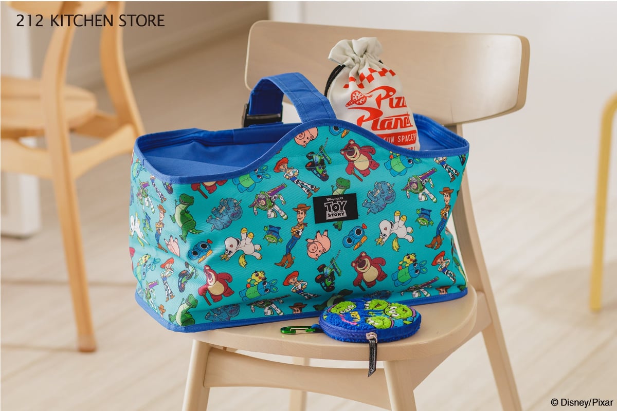 (From the left) One-handle cooler bag ¥3,960 / 3-piece drawstring pouch set ¥1,980 / Sagara embroidered pouch ¥2,200