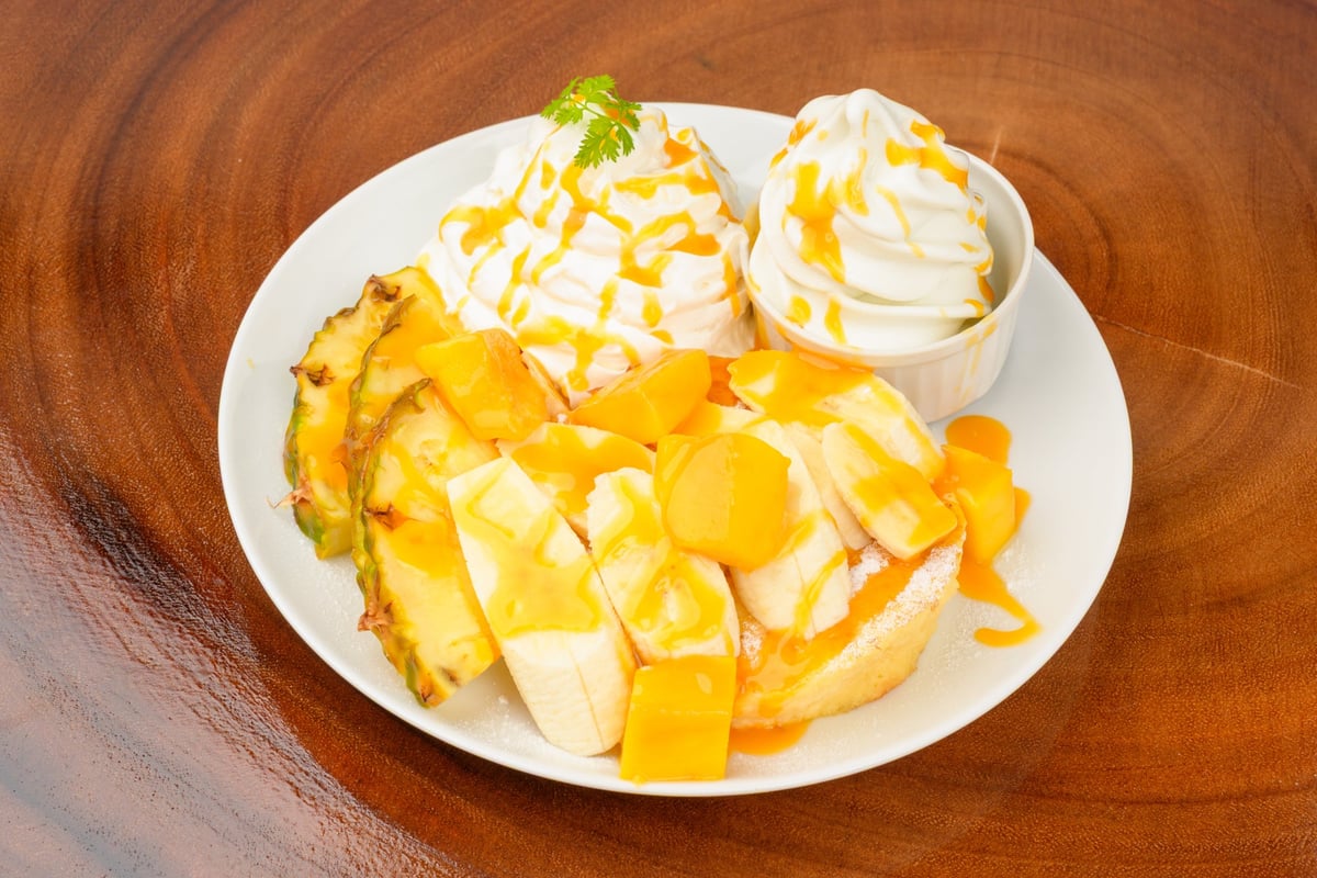 Pineapple, mango, and banana tropical pancakes (tax included ¥1,639)