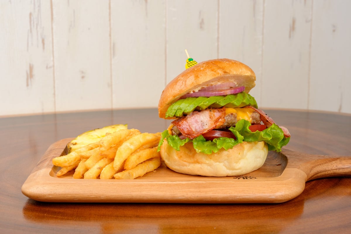 Avocado bacon cheese burger (tax included ¥1,793)