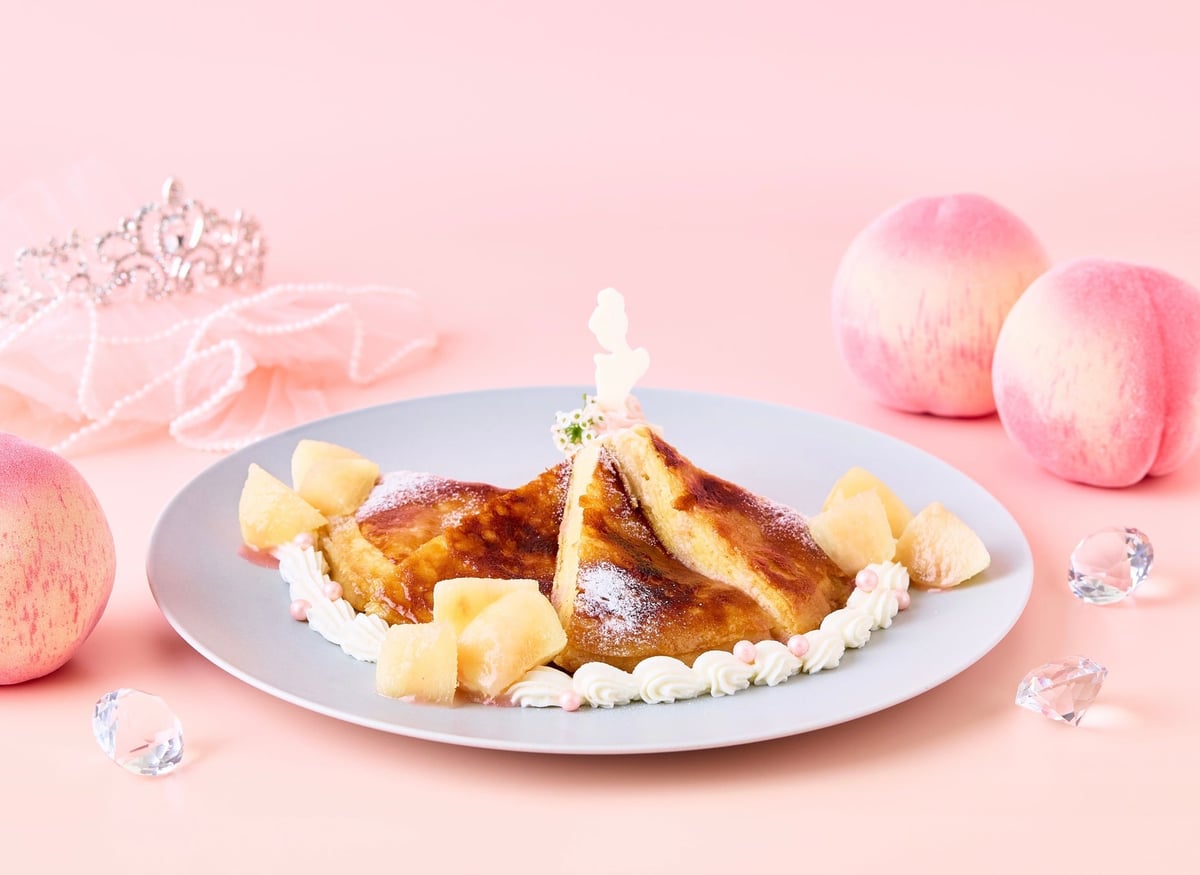 Robe de Mariee Fresh Peach Mille-Feuille Pancakes 2,700 yen (tax included)