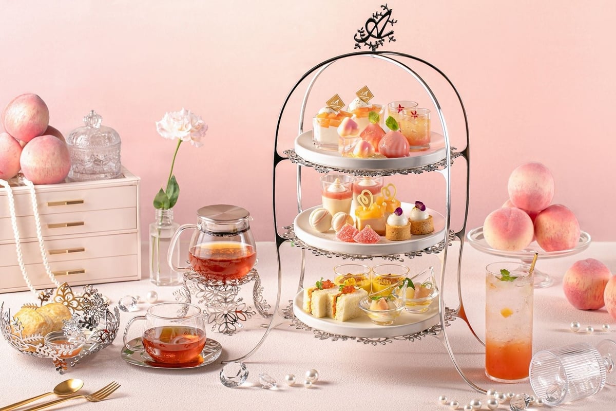Enjoy the Peach Bijou Afternoon Tea for ¥6,900 (tax included).