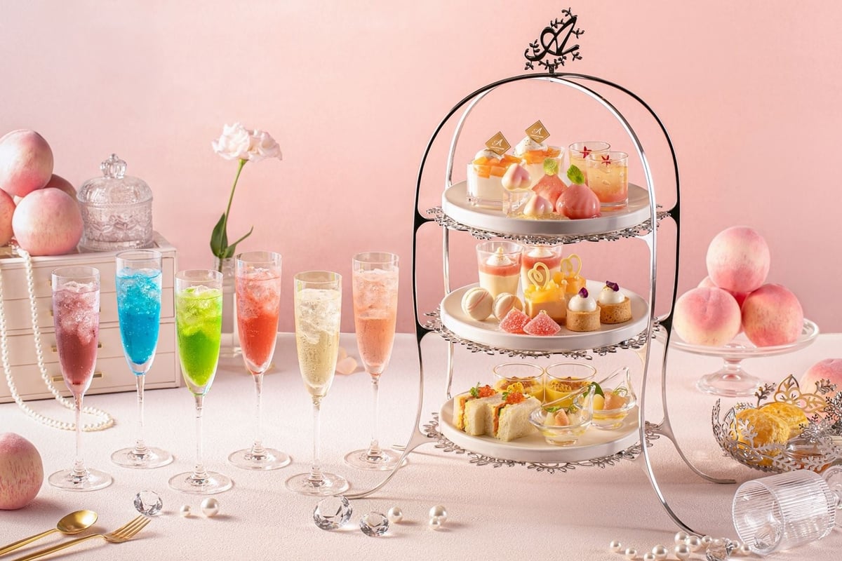 Enjoy the Peach Bijou Afternoon Tea with one supporting drink for ¥7,400 (tax included).
