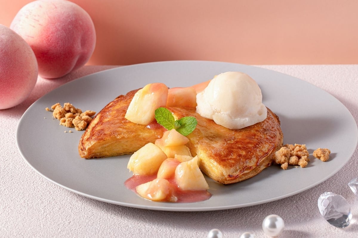 Try the Fresh Peach Mille-Feuille Pancakes for ¥2,800 (tax included).