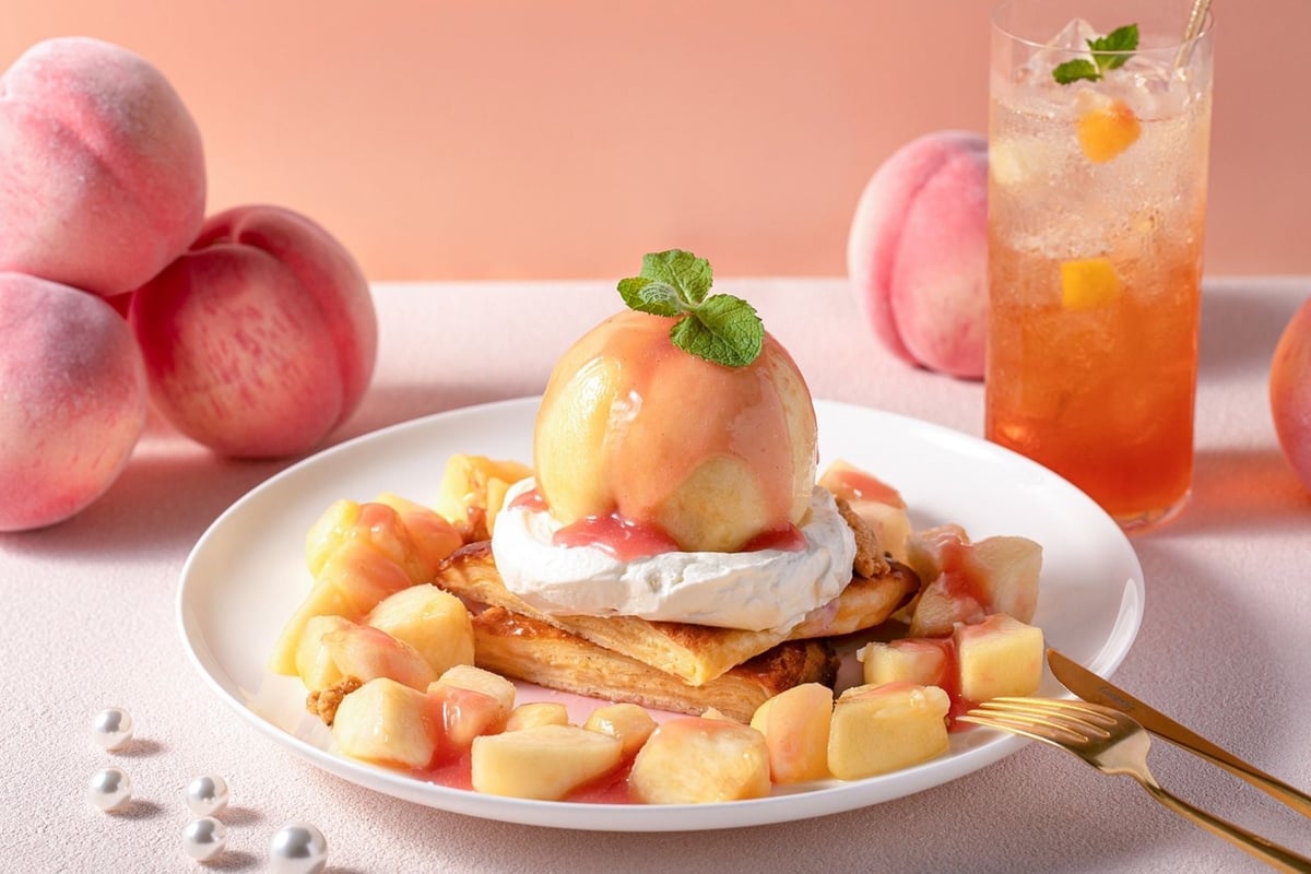 Savor the luxurious Mille-Feuille Pancakes made with two peaches for ¥5,500 (tax included).