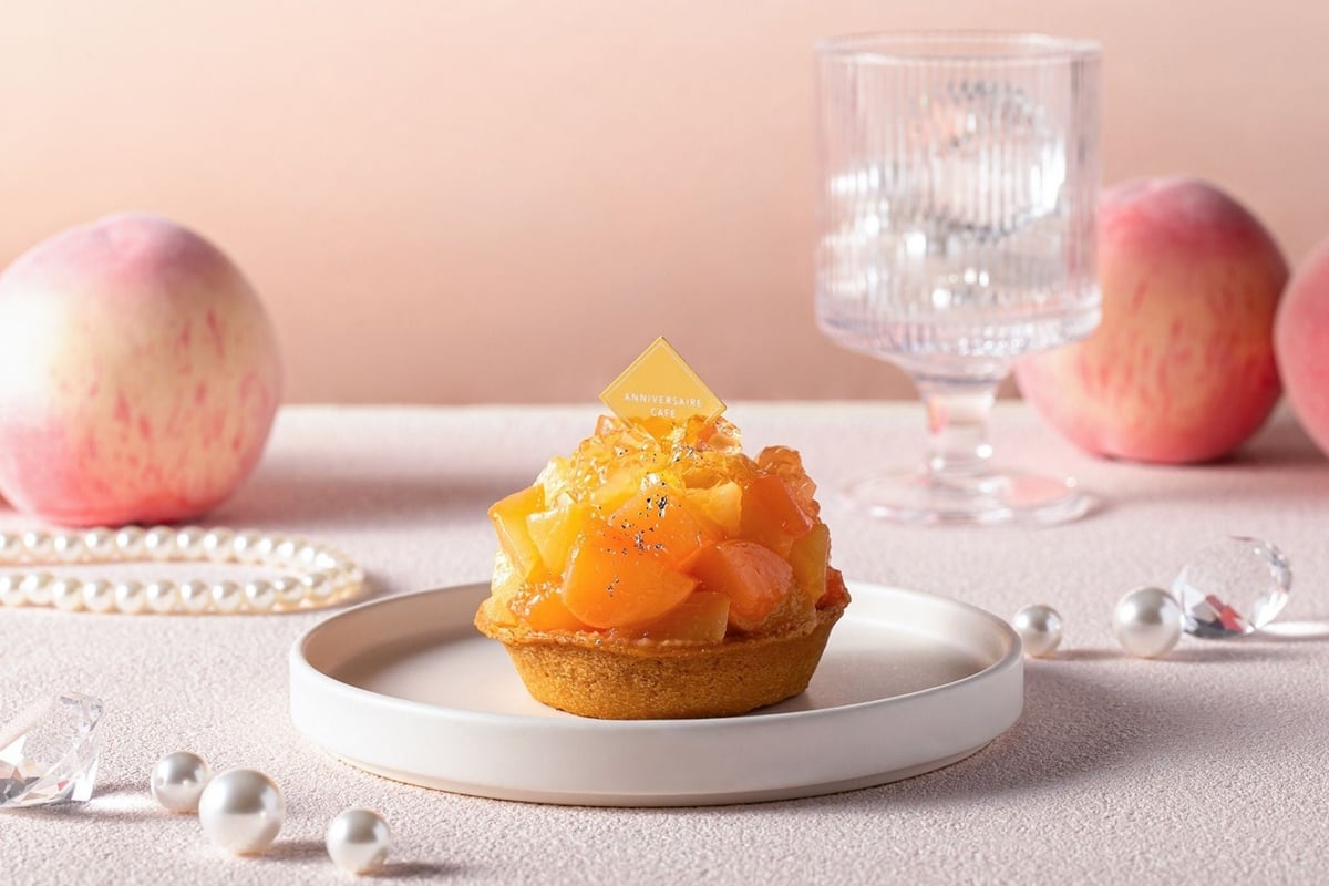 Peach Bijou Tart for ¥1,100 (takeout ¥1,000, tax included).