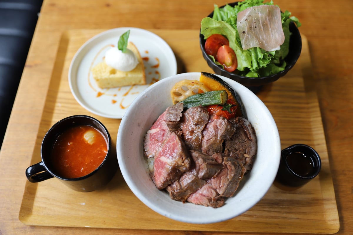 Thickly Grilled Harami Steak Bowl: ¥2,200 (tax included)