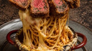 Ark Lounge in Shinjuku Serves Limited-Run Beef Rare Cut Volcano Pasta for ¥2,900