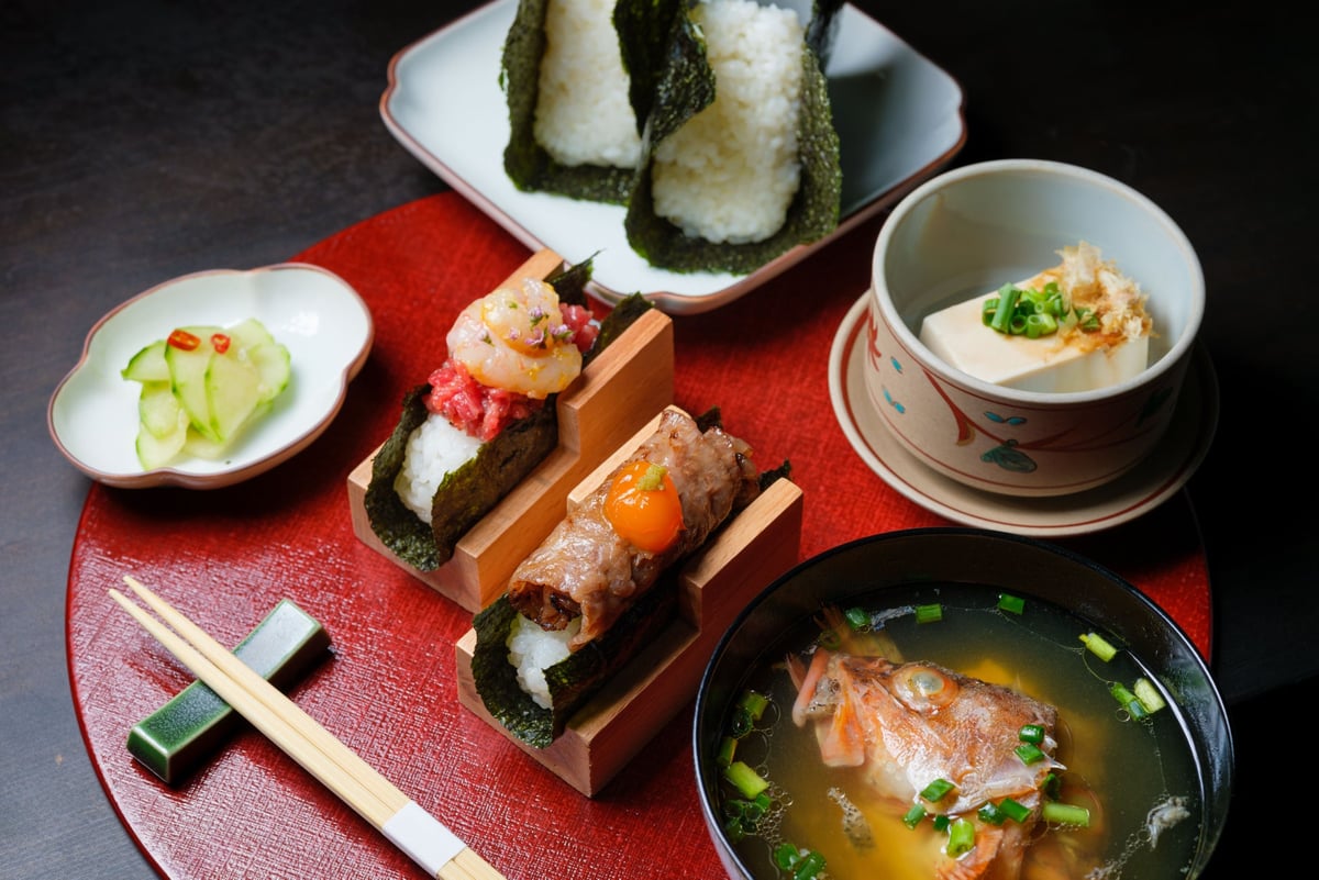 Enjoy a luxurious Tonomiyama Onigiri Set for breakfast, priced at ¥3,200 (tax included).