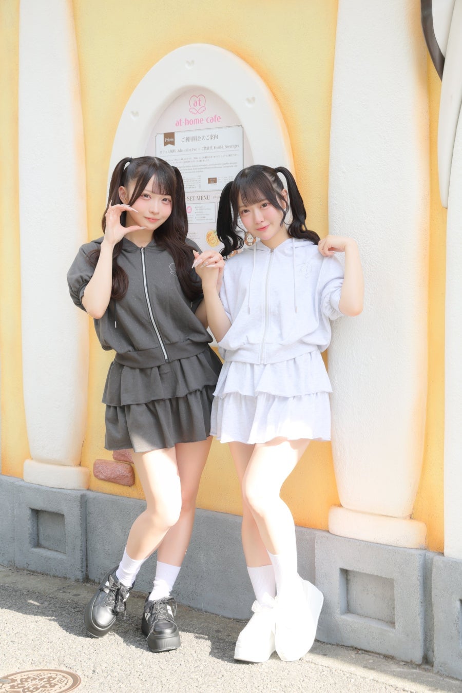 On the right chest, there's a cute at-home cafe logo as a point of interest, and underneath the skirt, maid essentials like bloomers are hidden (bloomers are attached to the skirt). Model: At-home cafe member Koyui (left) Shiori (right). Product name: Set-up Price: ¥2,970 (tax included). Colors: 583-0212 (light gray), 583-0214 (light black). Sizes: M / L.