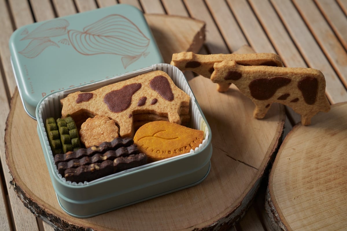 Cow Cookie Tin — ¥3,240 (tax included)