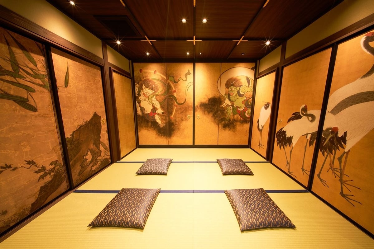 Photographing in a tatami room that hosts the shogun.