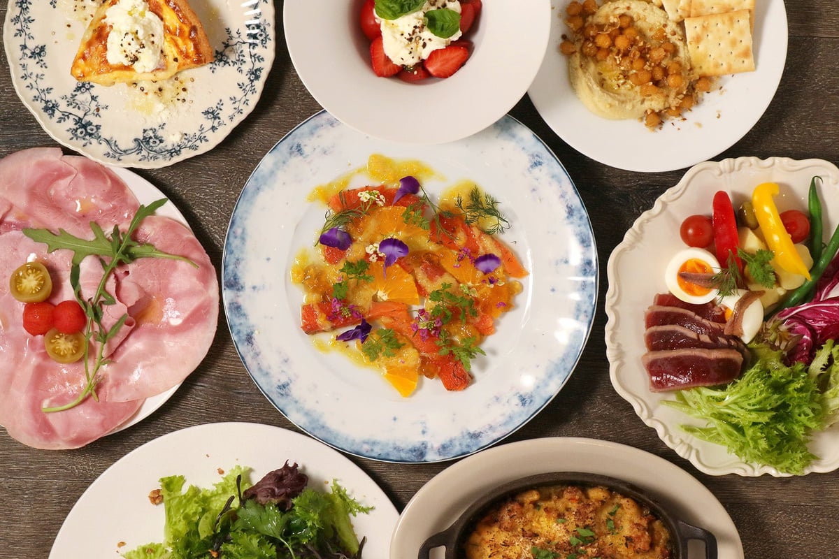 Café 1894 Unveils Updated Dinner Menu in Tokyo