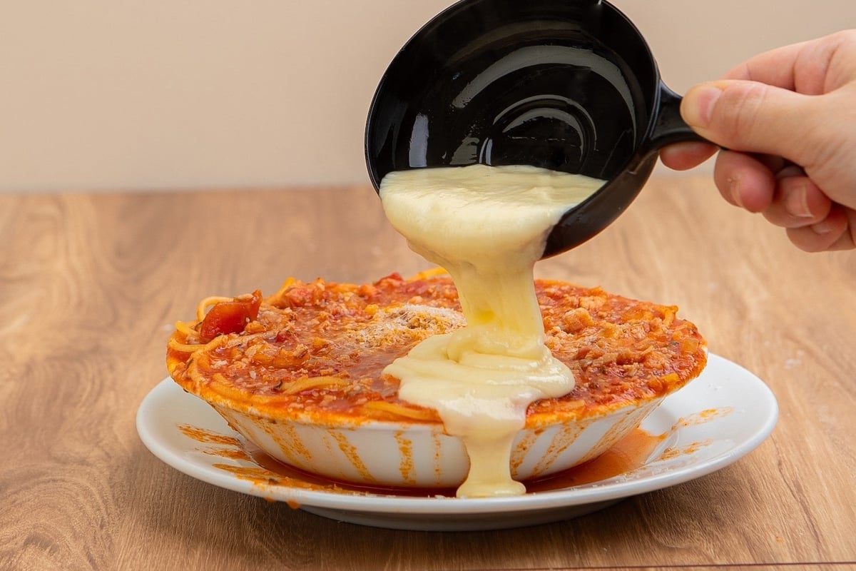 Creamy cheese fondue and the refreshing acidity of ripe tomatoes blend perfectly in this classic cheese fondue soup pasta!