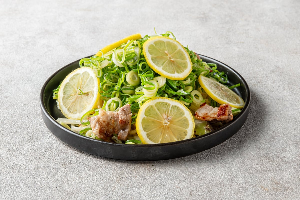 Thick-cut pork belly salt lemon yakisoba with lots of green onions: ¥1,350 (tax included)