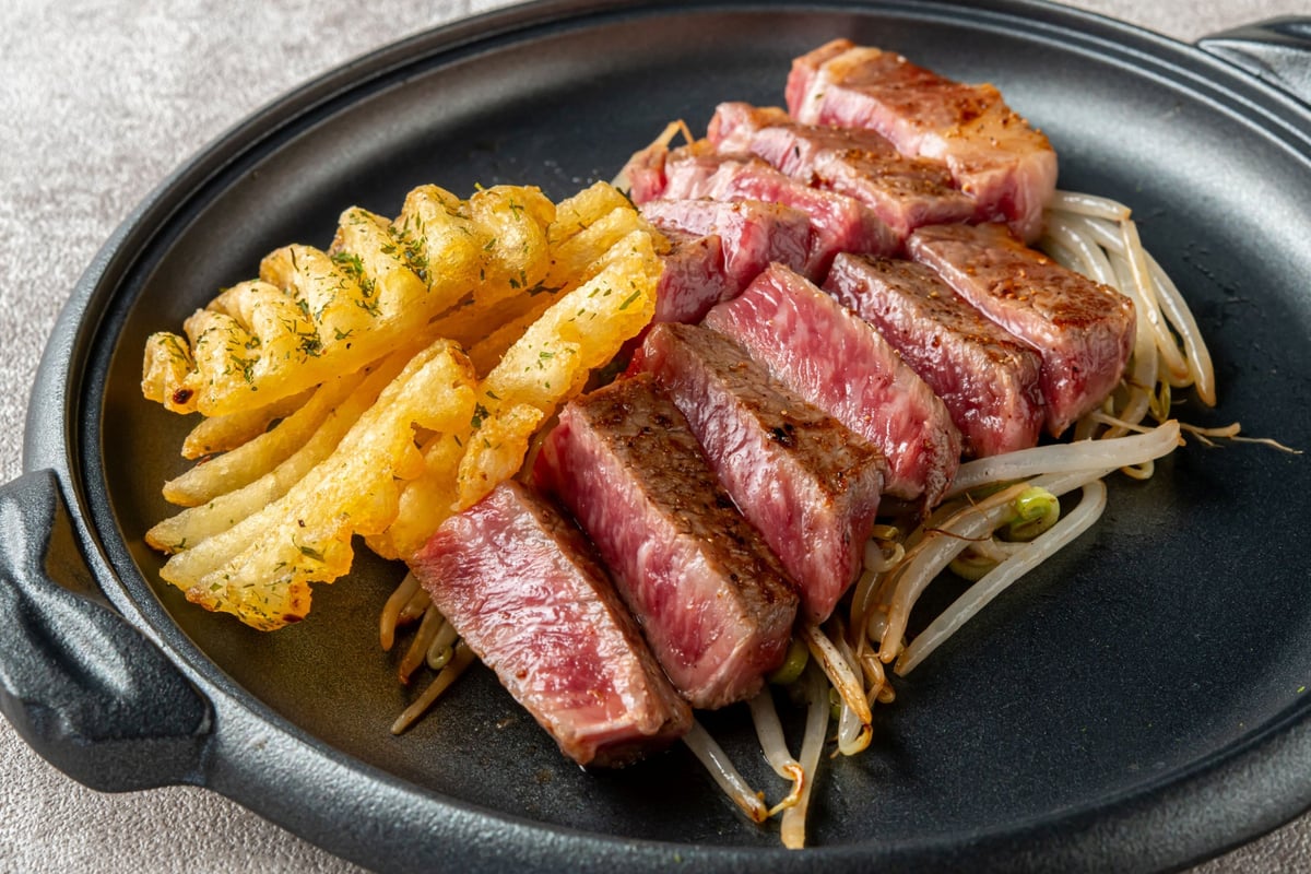 Meltingly tender domestic black-haired Wagyu sirloin steak: ¥2,980 (tax included)