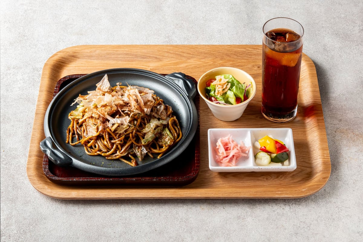 Thick-cut pork belly yakisoba set: ¥1,380 (tax included)