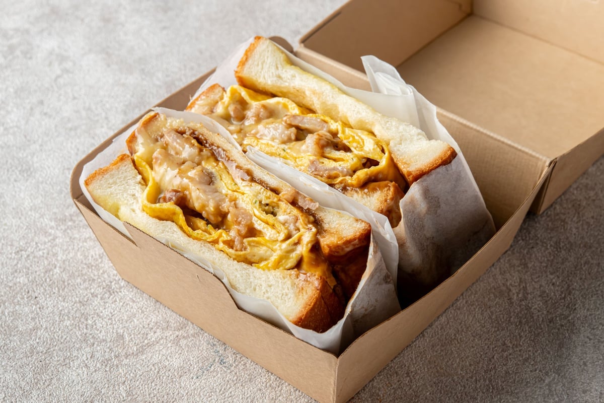 Boldly arranged Osaka's famous tonpeiyaki in a sandwich! This is a hit!: ¥880 (tax included)