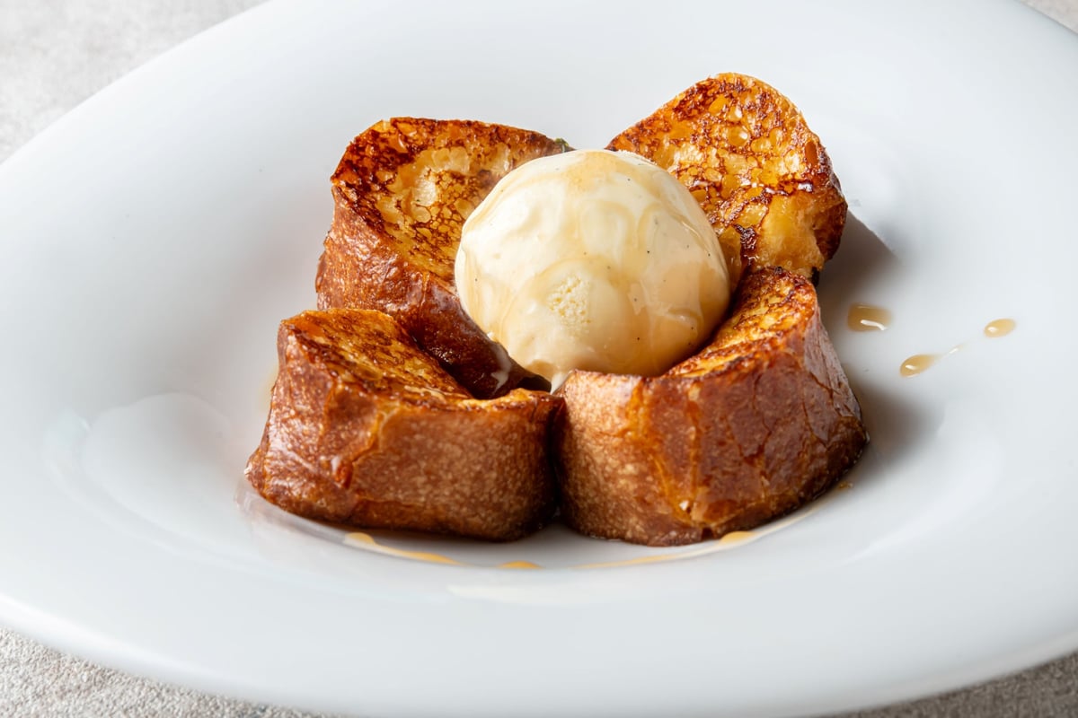 French toast served with ice cream and sweet maple syrup: ¥680 (tax included)