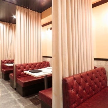 Enjoy your meal in a private box seat. You can dine comfortably without worrying about your surroundings.