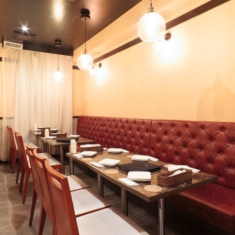 Perfect for gatherings with large groups, our table seats are ideal for banquets and parties.