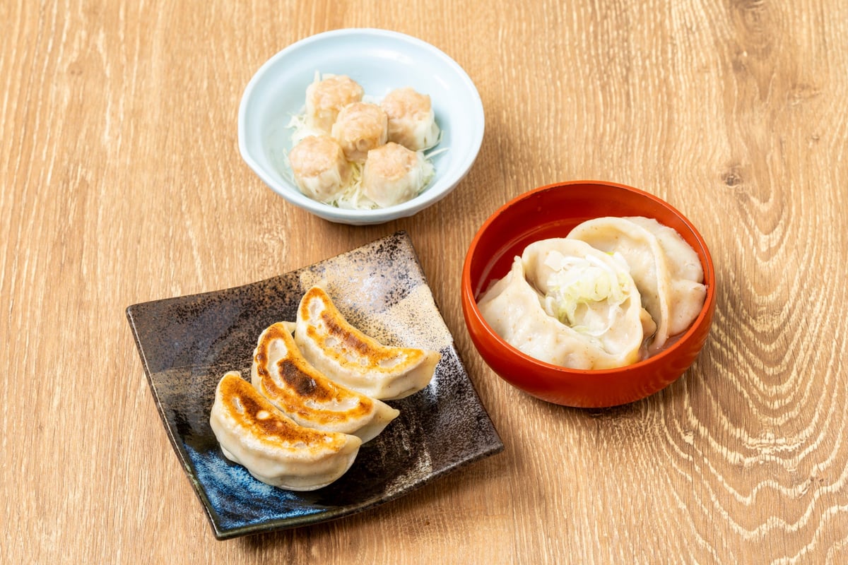3 Pieces of Meat Juice Gyoza / 3 Pieces of Water Dumplings / 5 Pieces of Chibi Shumai — ¥880 (tax included)