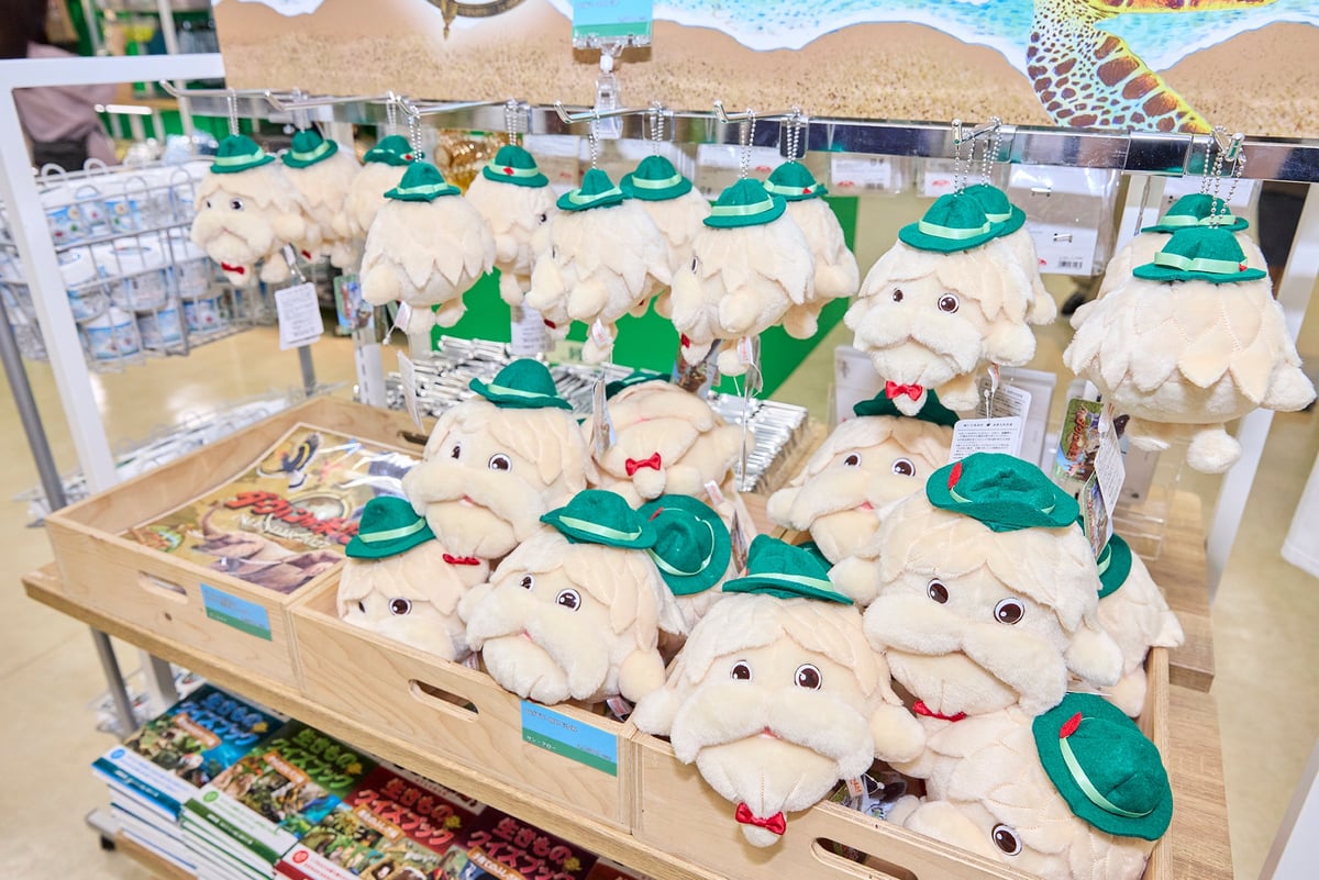 Also available are merchandise of the show's main character, Old Man Hige. Old Man Hige also participated in the bonus DVD of the encyclopedia!