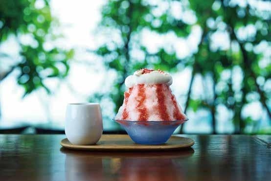 Strawberry Milk ¥1,455 / ¥1,600 (includes strawberry honey, Wasanbon milk sauce, mascarpone cream, dried strawberries)