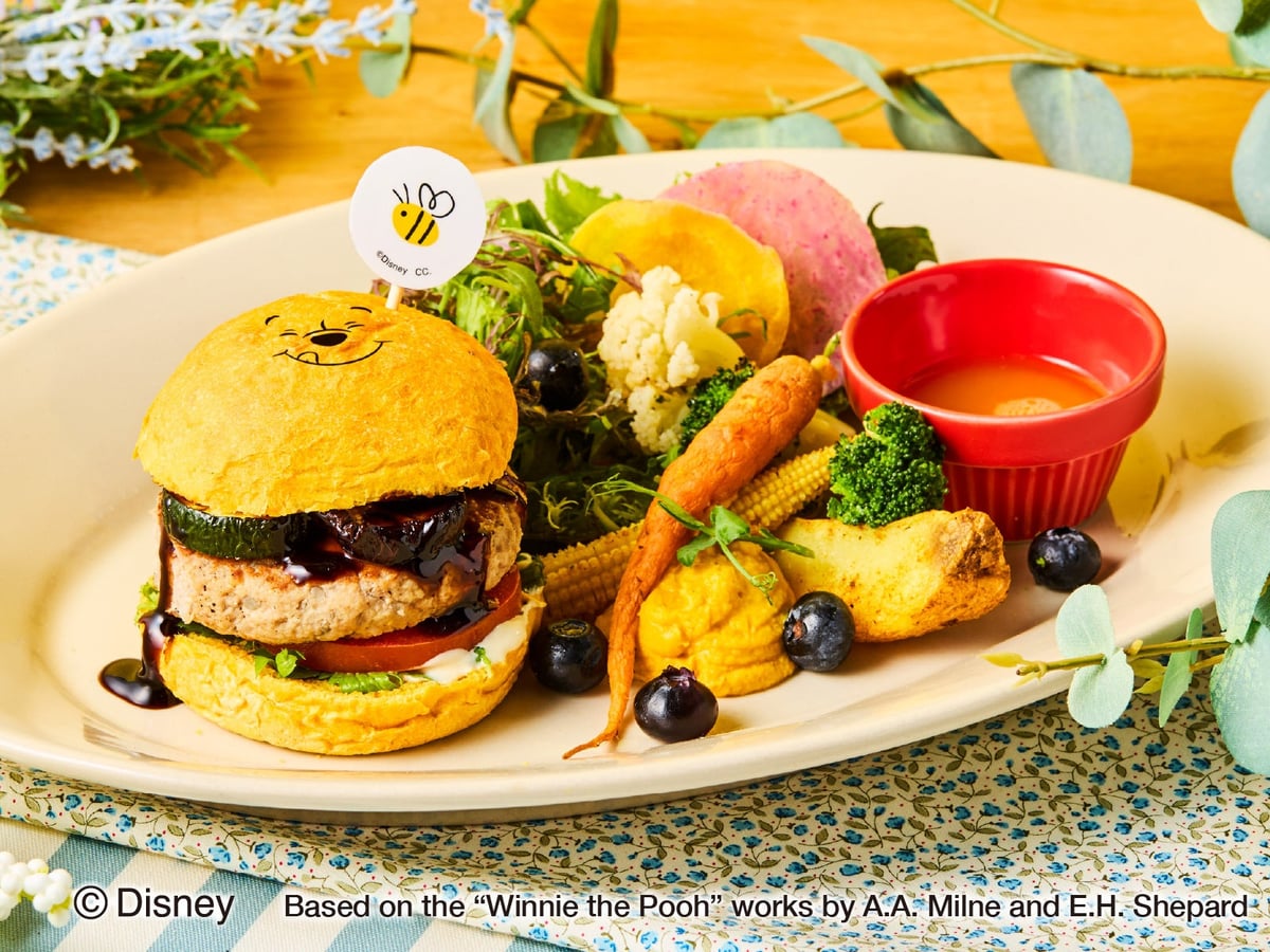 Pooh's Relaxed Forest Feast Burger Plate — ¥2,310 (tax included)
