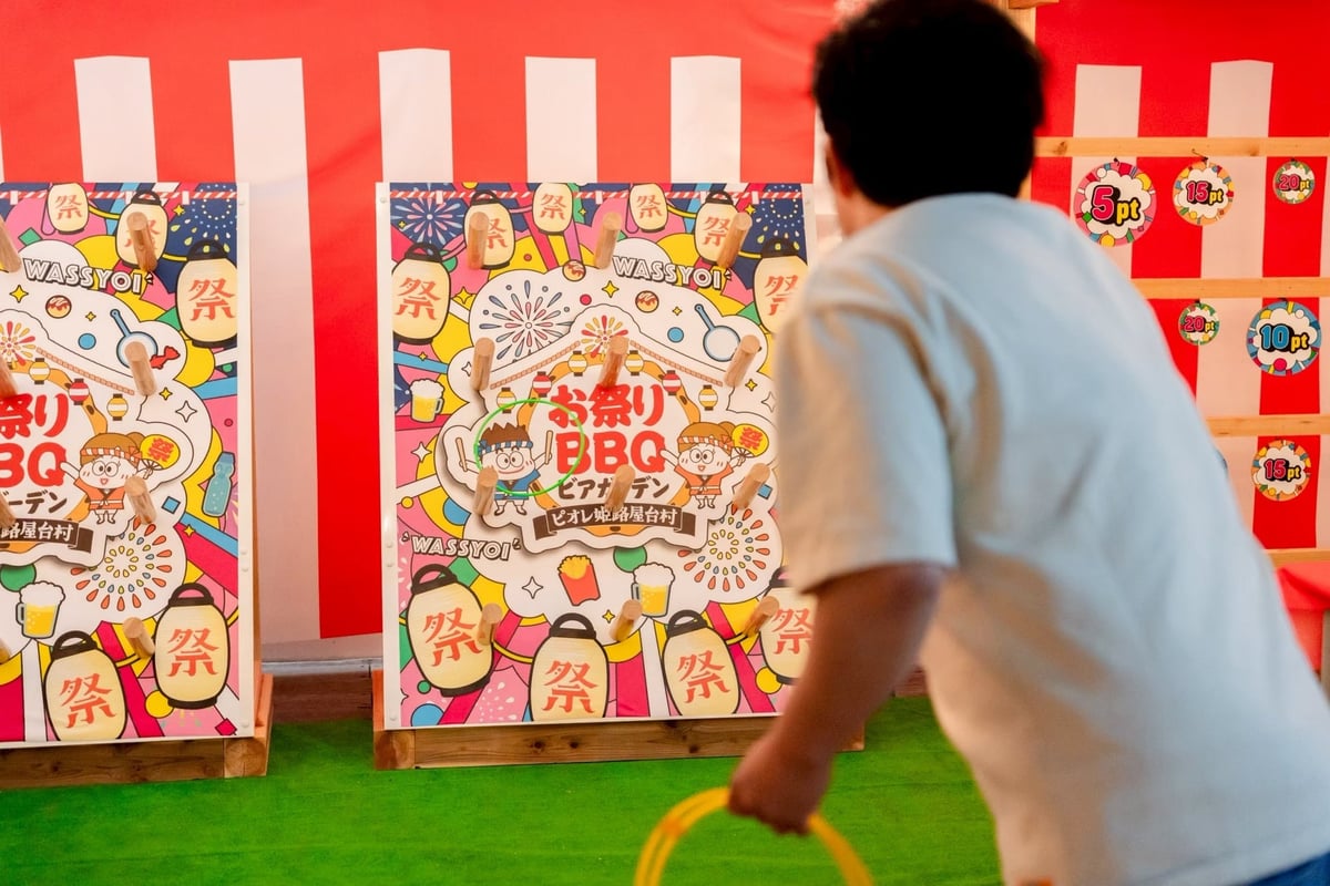You can fully enjoy nostalgic yet new-style food stalls.