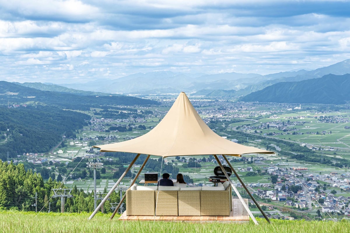 The Luxurious Plan, which includes two musubi and a 120-minute experience, costs ¥4,900 per person (tax included).